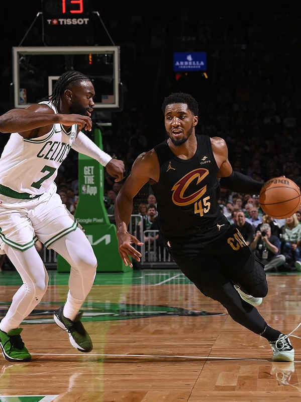 包含波士顿凯尔特人训练开放日；今夜战术微调引欢呼；NBA季后赛在即；训练强度明显提升的词条