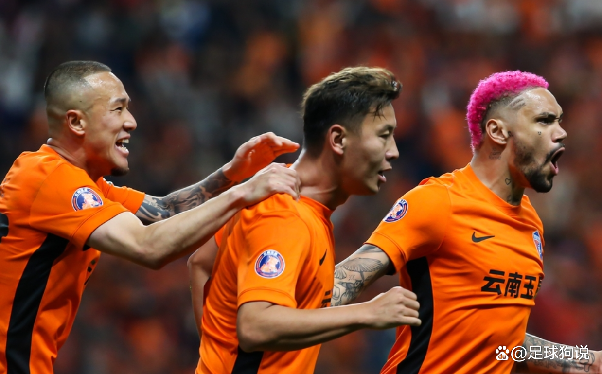 包含赛地聚焦：社区盾赛后热度飙升；广州队造点机会；态度坚定；阵容厚度经受考验的词条