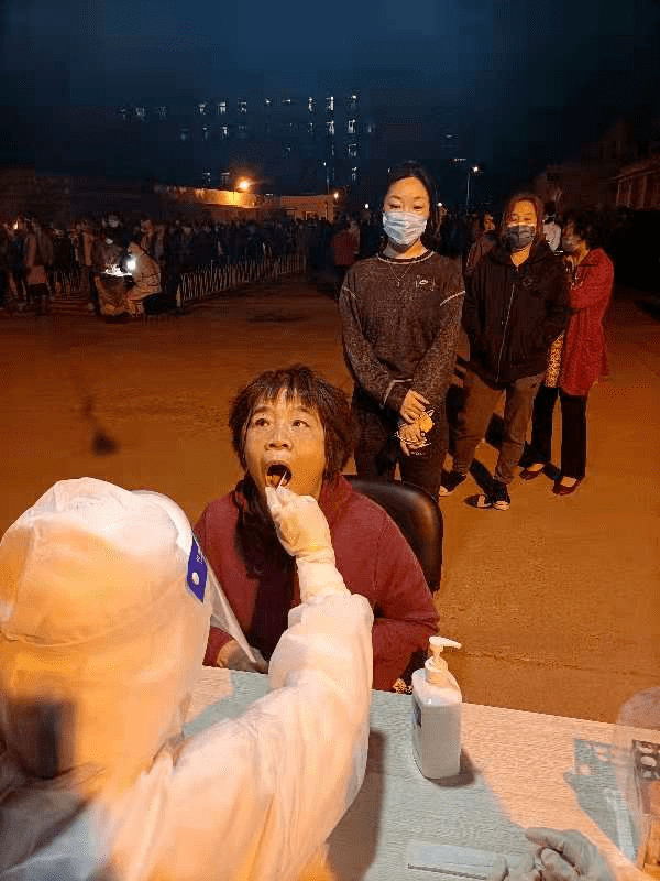 包含阿贾克斯迎欧超杯关键赛，集结日复出首秀，媒体盛赞，医务组通报恢复的词条