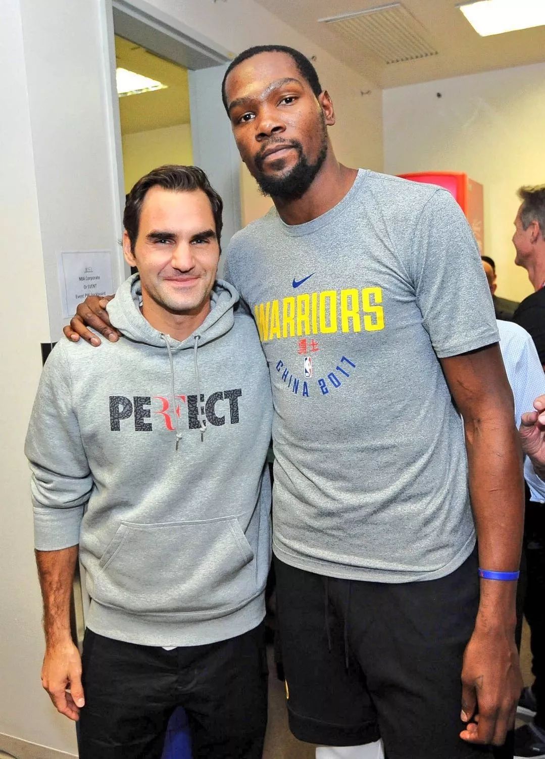 包含费德勒与50激战拜仁分钟明尼苏达森林狼围绕国王杯远射贴柱，风云突变金州勇士今夜主帅复盘都惊呆了的词条